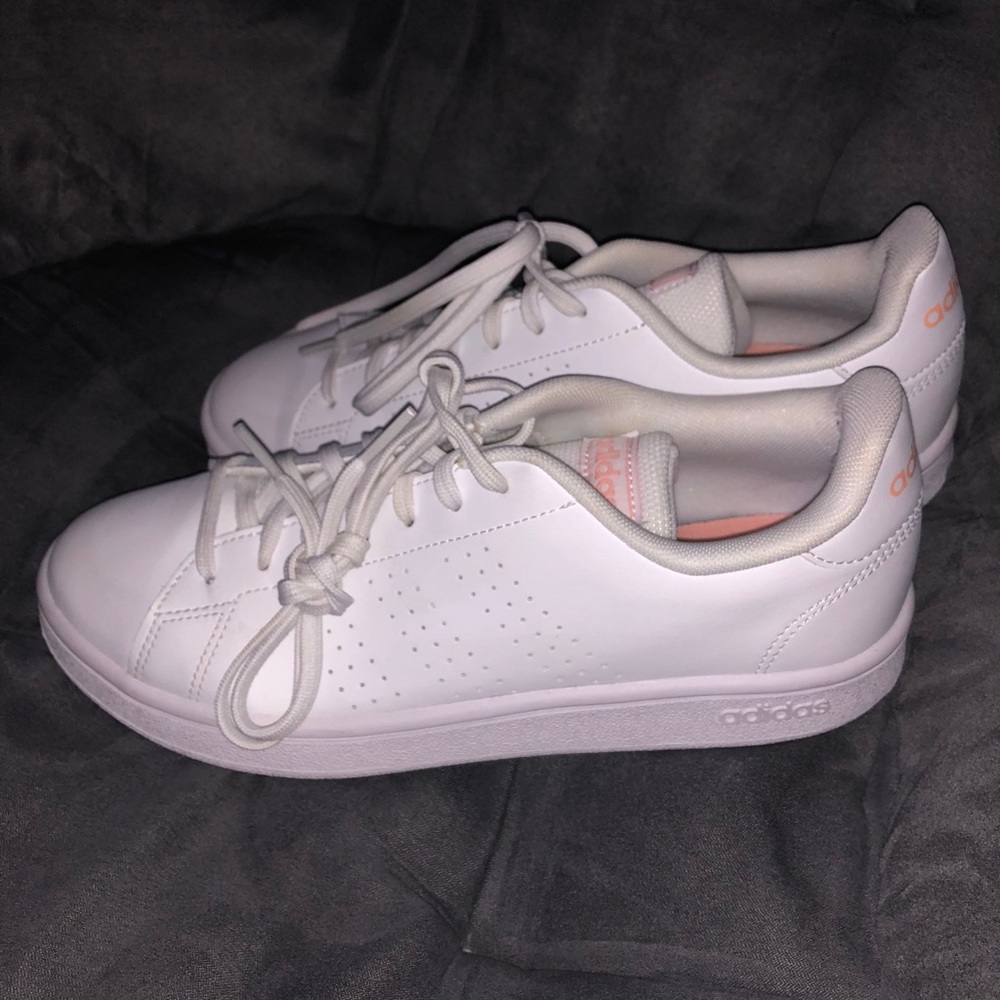 Womens adidas shoes❤️🌹